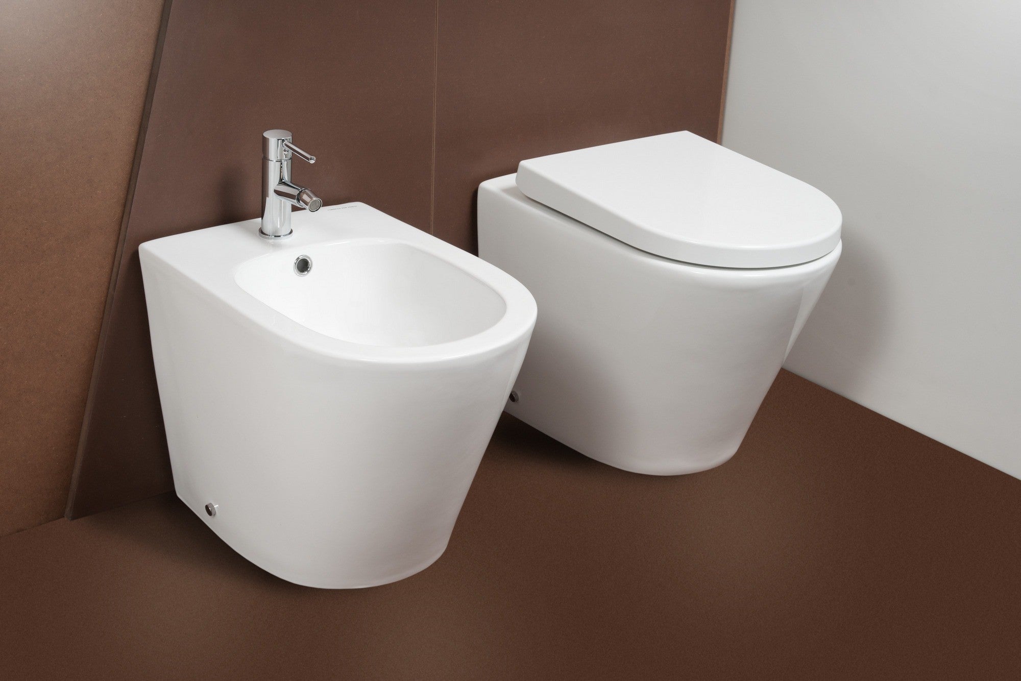 Bidet arrondi à poser sur pied – ZADA – Céramique blanche brillante